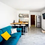 Romantic Sea View Studio, Steps Away From The アパート